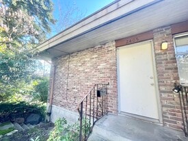 Building Photo - 2405 W Lynn St