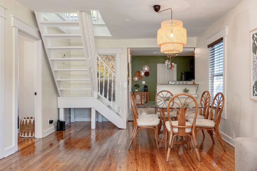 Building Photo - 108 E Flora St