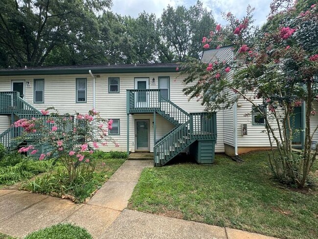 Building Photo - Adorable 2 Bedroom Condo Near UNC!