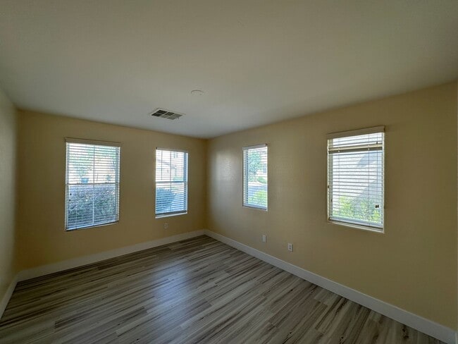 Building Photo - FALCON POINTE