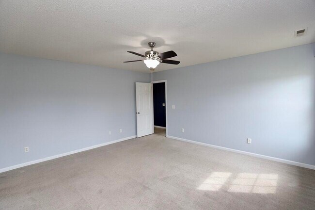 Building Photo - 60 Vinca Ct