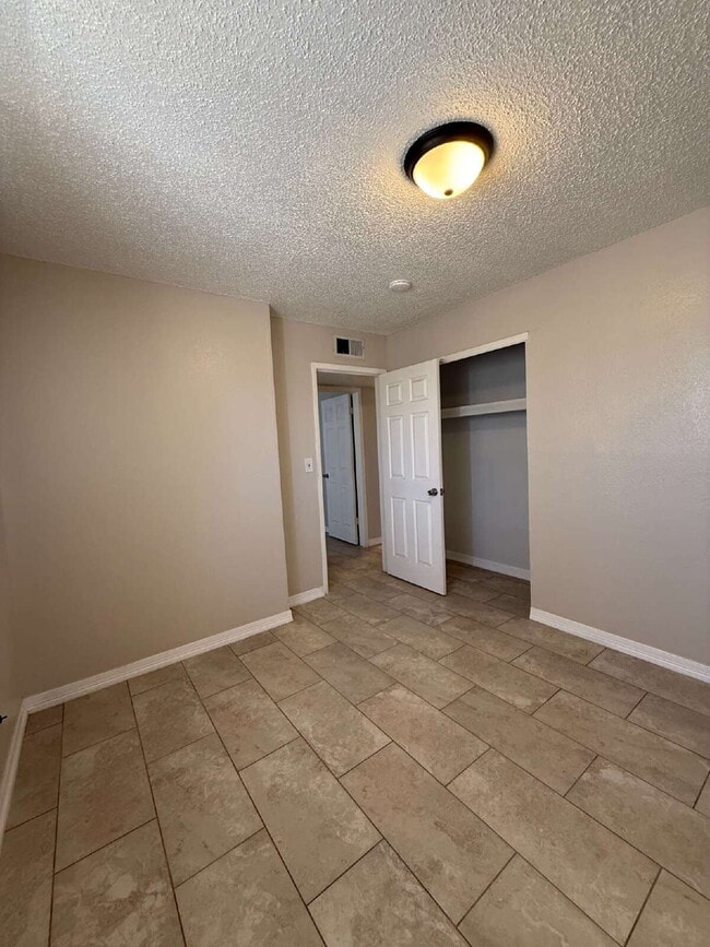Building Photo - 955 Versailles Dr