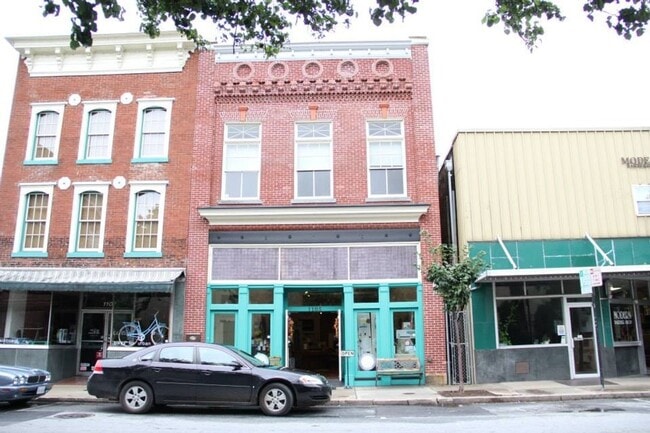Building Photo - 1105 Main St