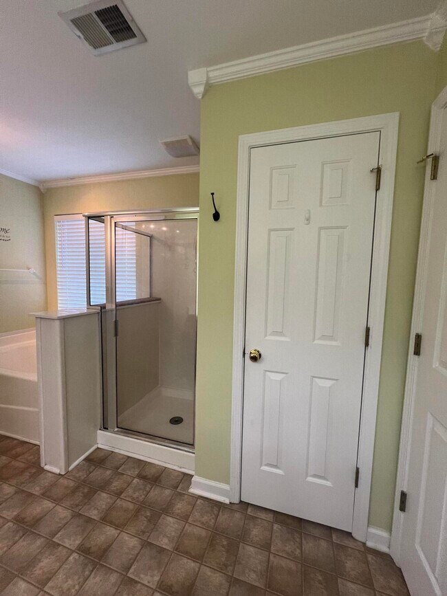 Building Photo - 565 Batty Way