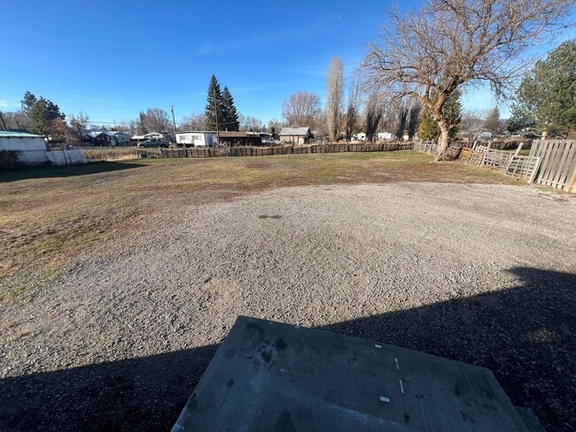 Building Photo - Two Bedroom, One Bathroom Home - Newly Renovated!