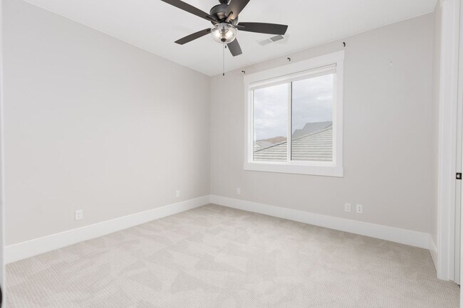 Building Photo - Wonderful 5 bedroom 4 bath home built by New Trend Construction