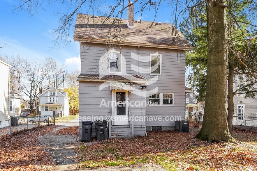 Building Photo - 724 Carlysle St