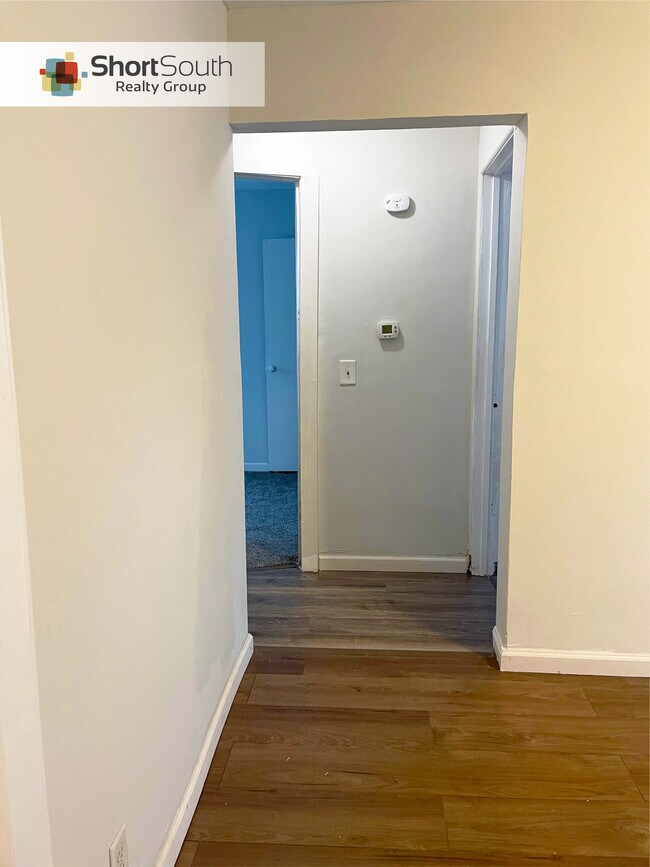 Building Photo - 513 S Fairview Ave