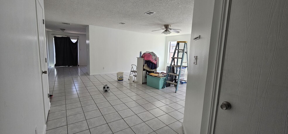 Living room - 3308 Ivy Ave