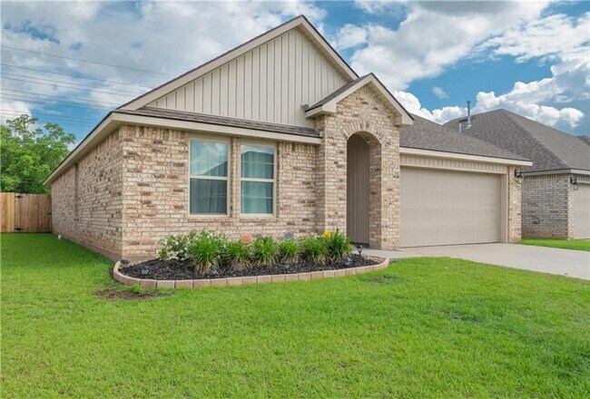 Building Photo - Single Family Residence