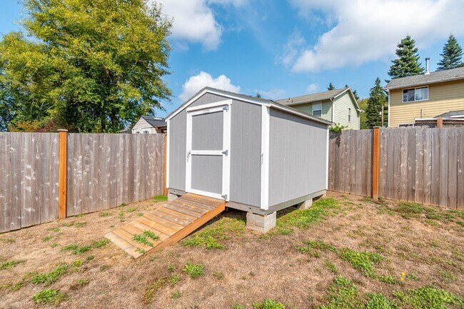 Building Photo - Stylish 3-Bedroom Home with Fenced Yard