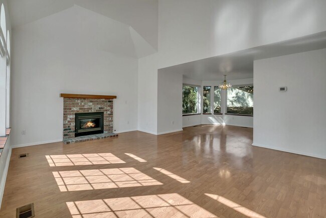 Building Photo - 3-bedroom, 2.5-bathroom home located in Fe...