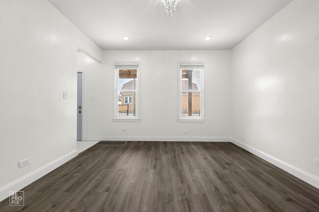 Building Photo - 2237 S Oakley Ave