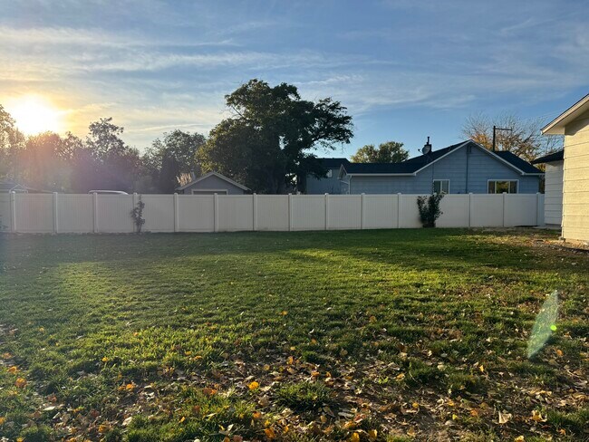 Building Photo - 903 Sunny Ln