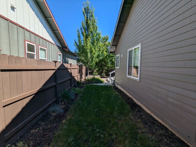 Building Photo - Gorgeous single-level 2x2 with an office\t...