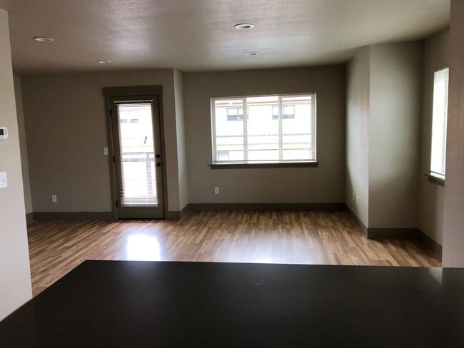 Building Photo - 150 E 15th Ave