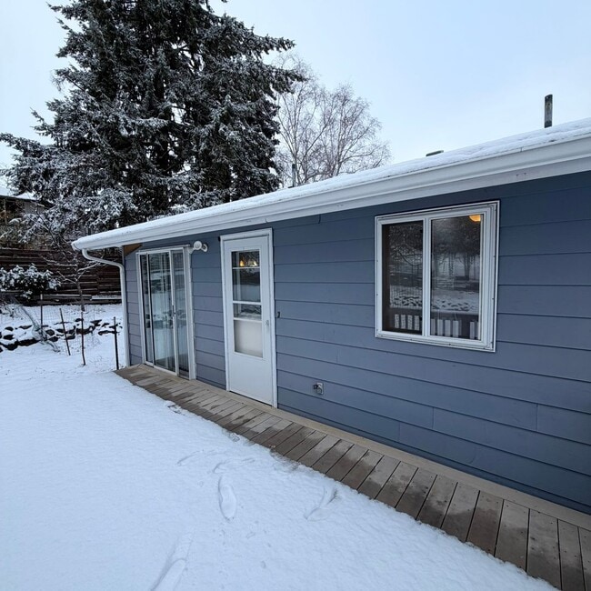 Building Photo - 906 Summit Dr