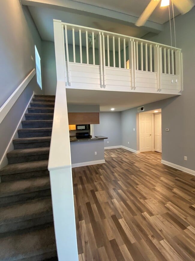 Building Photo - 305 Lake Parsons Green