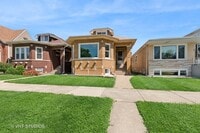 Building Photo - 6236 W Cornelia Ave