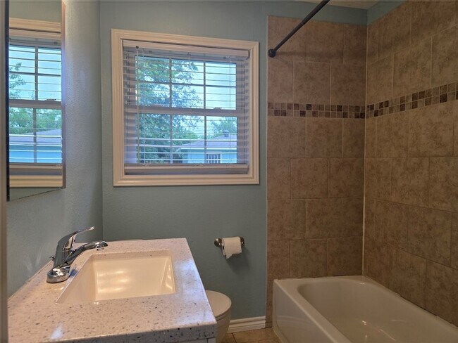 Building Photo - 209 Franlee St