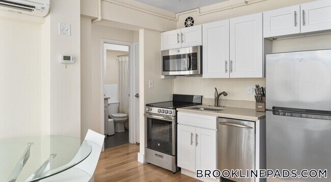 Building Photo - 1440 Beacon St