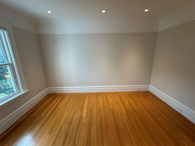 Building Photo - 219 Lake St