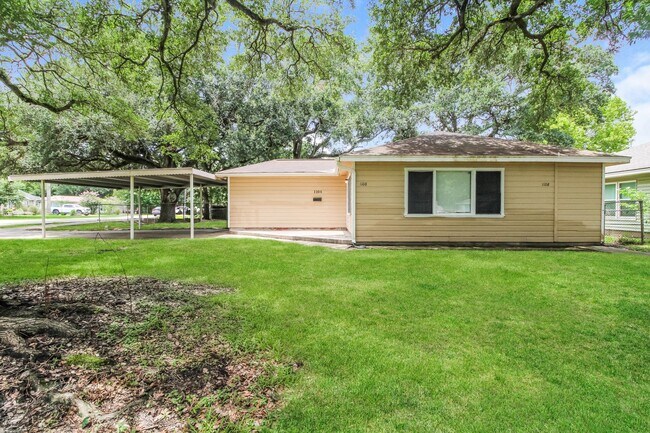 Building Photo - 1108 W Camp Cir