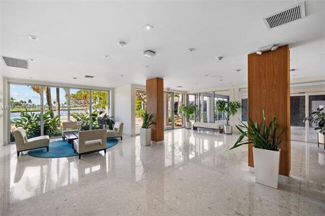 Building Photo - 9102 W Bay Harbor Dr