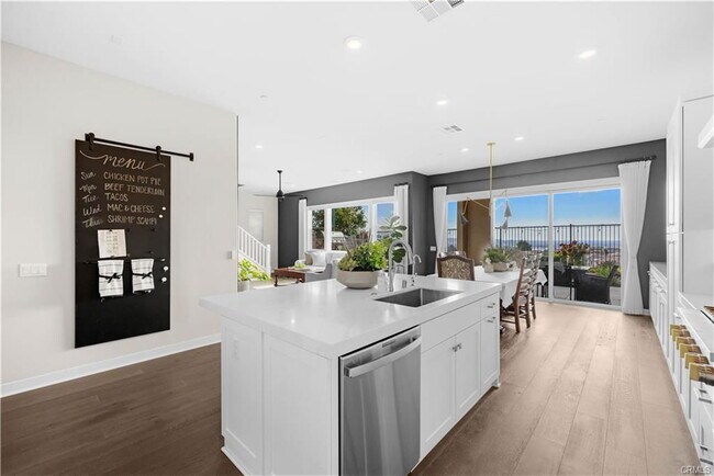 Building Photo - 545 Serrano Summit Dr