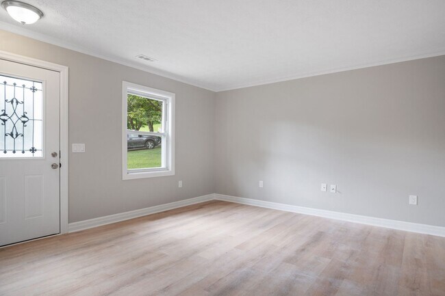 Building Photo - 3 bed/ 2 1/2 bath pet friendly fenced yard