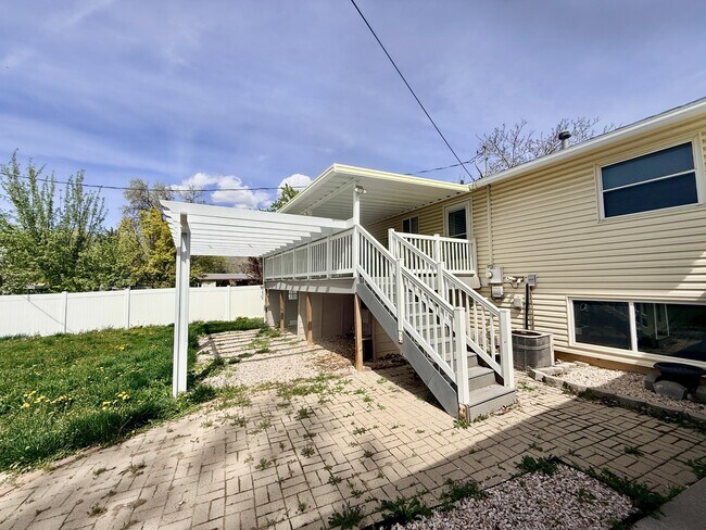 Building Photo - 1021 N 925 E St