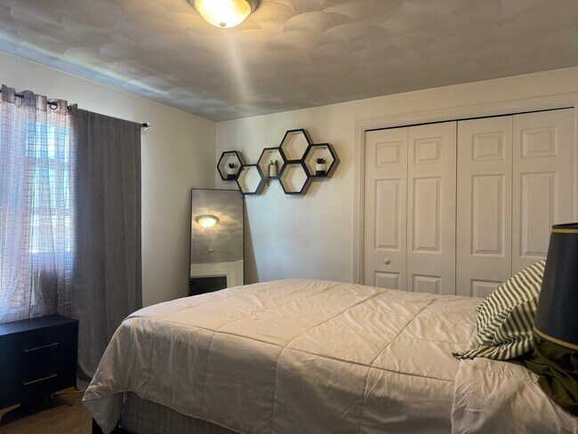 Building Photo - Spacious 2-Bedroom, 1.5-Bath Main-Floor Home in Providence
