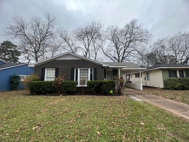 Building Photo - BROADMOOR BEAUTY!