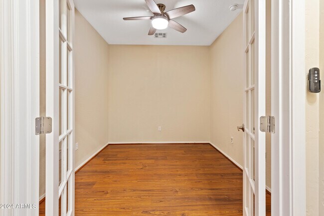 Building Photo - 2256 E Huntington Dr