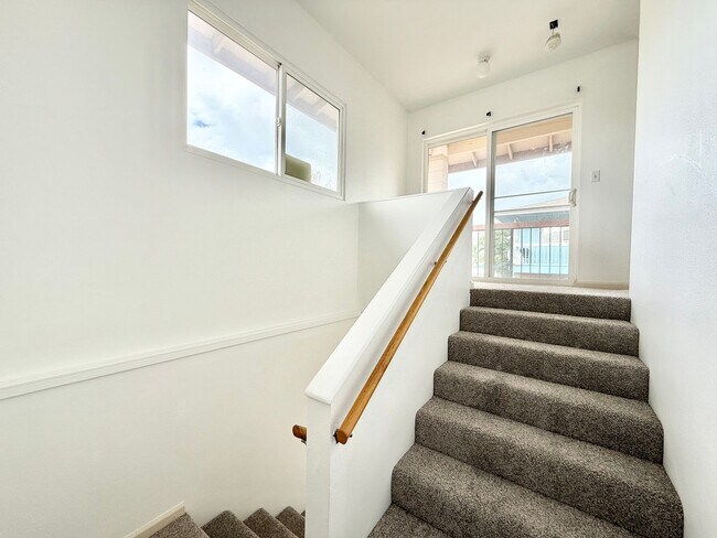 Building Photo - Huge 6br/3ba SF House with Solar Panels!