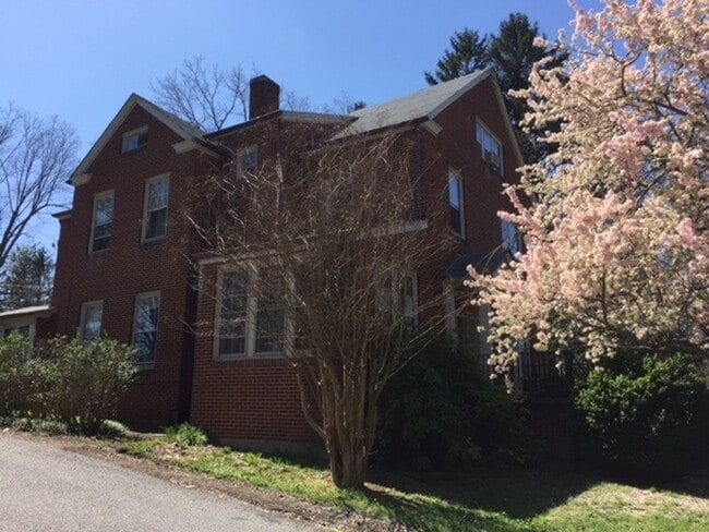 Building Photo - Radford, 5 BR / 2.5 BA, Available in August