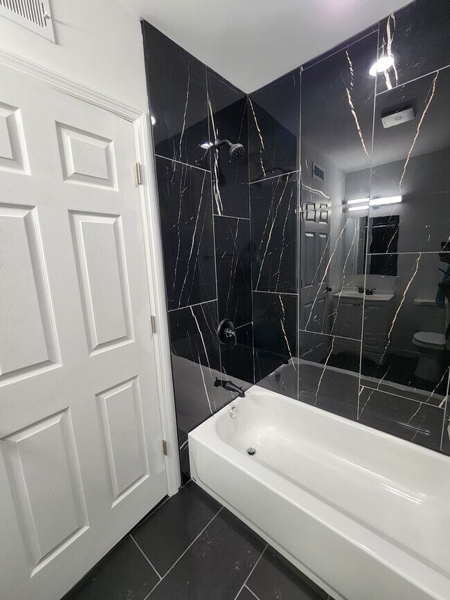 Building Photo - 5012 W Stiles St