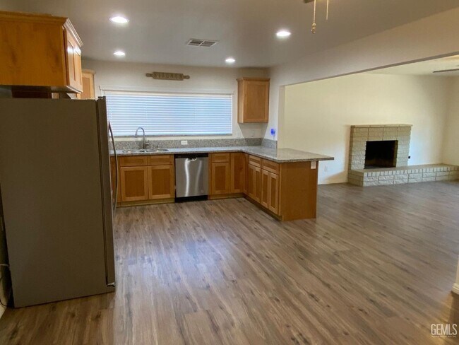 Building Photo - 3 Bd 2 BA Central Bakersfield
