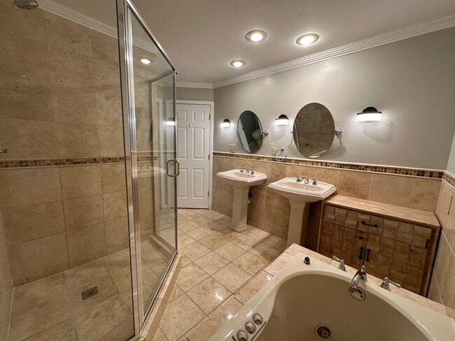 Building Photo - 3505 Lakeside Ct
