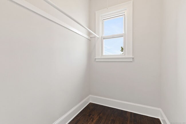 Building Photo - 279 Linwood St