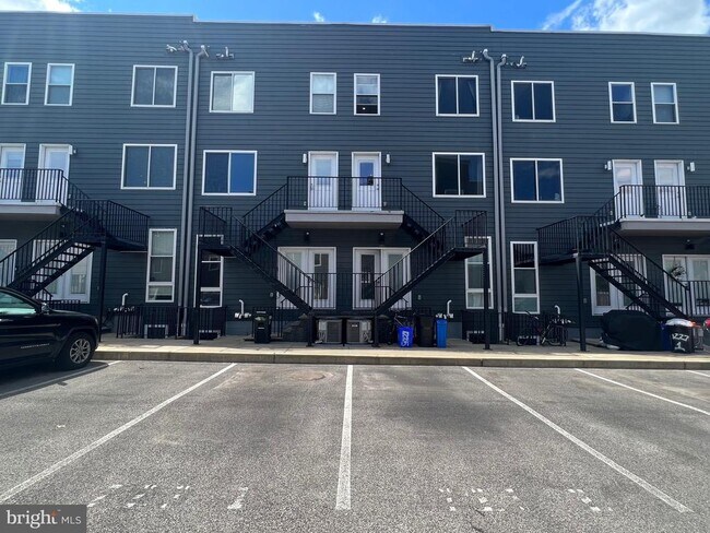 Building Photo - 1225 N 5th St