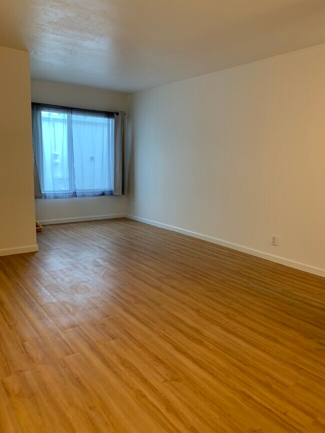 Dining area off LR - 65 10th St