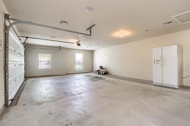 Building Photo - 18720 Royal Pointe Dr