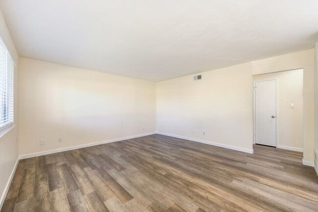Building Photo - 2 bedroom, 1 bath