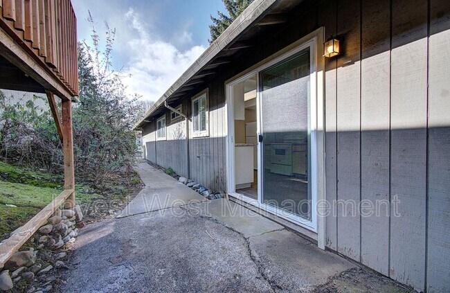 Building Photo - 1623 Ash St