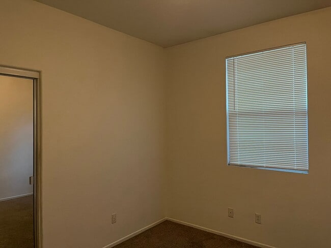 Building Photo - 3 bedroom- 2 bath Home in Victorville!