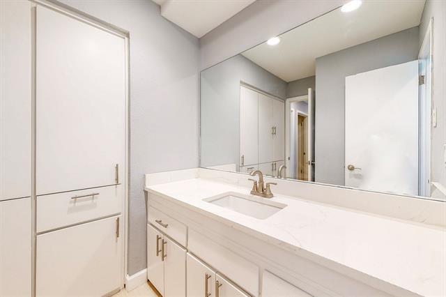 Building Photo - 9405 Pinewood Dr