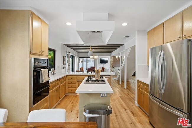 Building Photo - 6558 Lasaine Ave