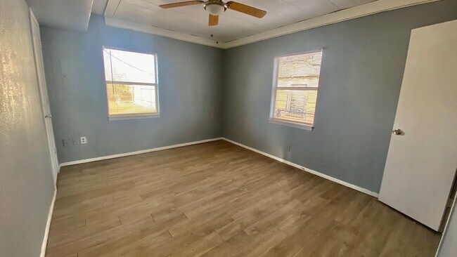 Building Photo - Handyman Special $0 First Month's Rent / “You fix, you SAVE BIG!!” Contact Mayshell for details: ...