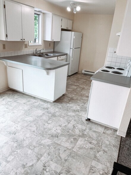 kitchen - 1734 E Liberty Ave